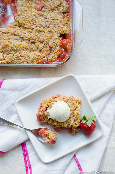 strawberry rhubarb crumble crisp pan|dailywaffle